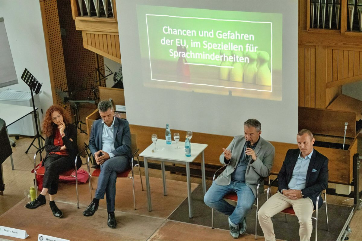 Europa hautnah erleben – Diskussionsrunde mit Südtiroler Politikern zur Europawahl an den Gymnasien Meran